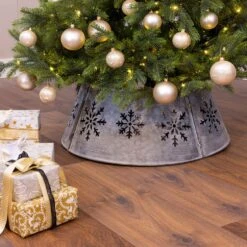 Snowflake Tree Skirt